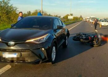 Una moto chocó el auto que conducía el futbolista Michael Santos