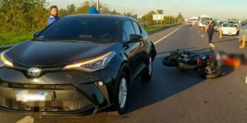 Una moto chocó el auto que conducía el futbolista Michael Santos