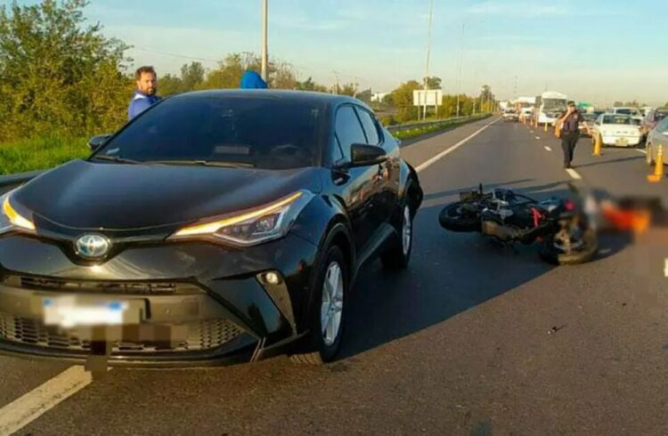 Una moto chocó el auto que conducía el futbolista Michael Santos