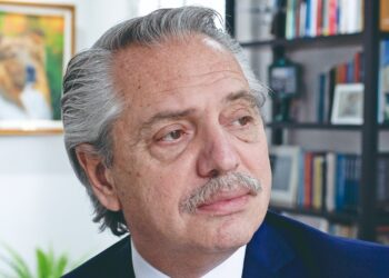 Agitado reacomodamiento tras el paso al costado de Fernández