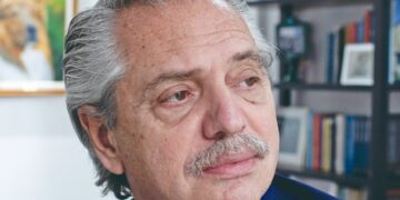 Agitado reacomodamiento tras el paso al costado de Fernández