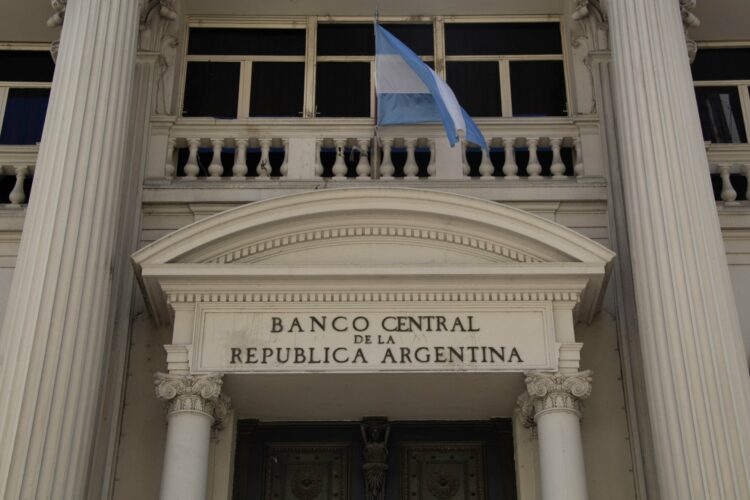 La estrategia se da en medio de mayor liquidación del agro y señales de apertura al ingreso de capitales.