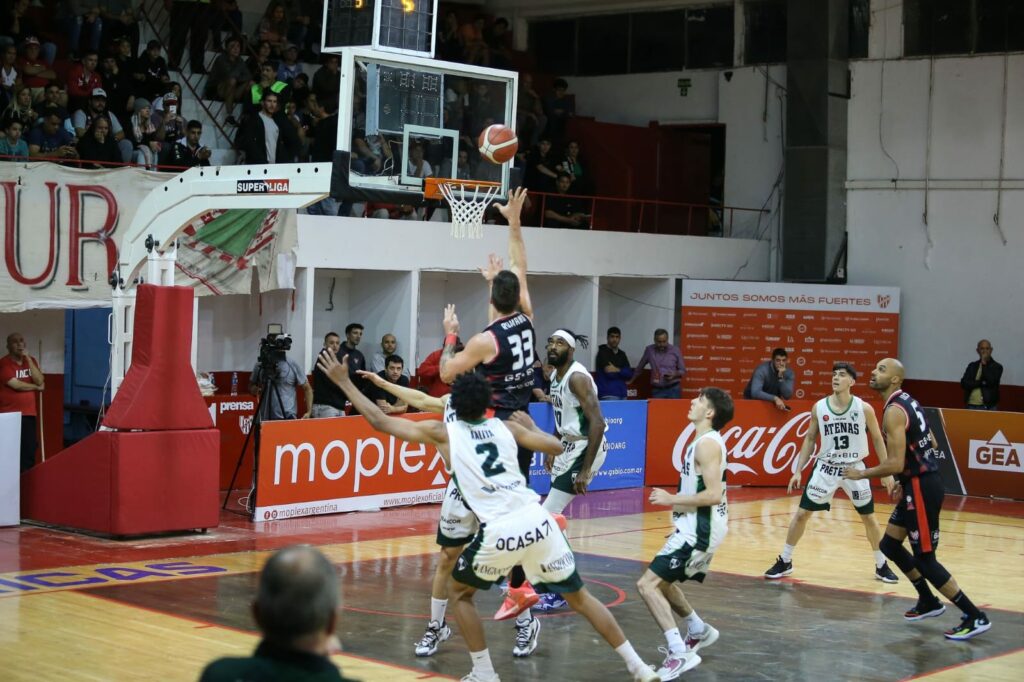 Instituto sacó chapa y se quedó con el clásico ante Atenas
