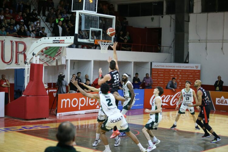 Instituto sacó chapa y se quedó con el clásico ante Atenas