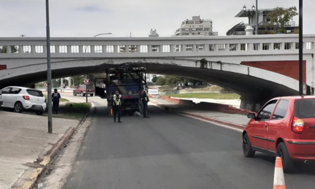 Un camión quedó atascado en un puente de avenida Costanera