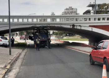 Un camión quedó atascado en un puente de avenida Costanera