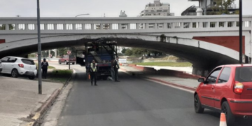 Un camión quedó atascado en un puente de avenida Costanera