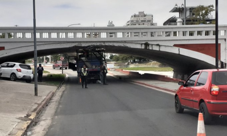 Un camión quedó atascado en un puente de avenida Costanera