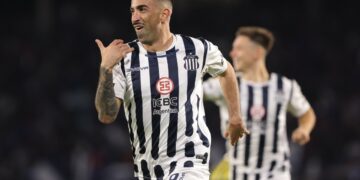 Talleres superó a Rosario Central con un triplete de Santos 