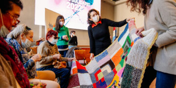 Lanzan una iniciativa solidaria para tejer mantas
