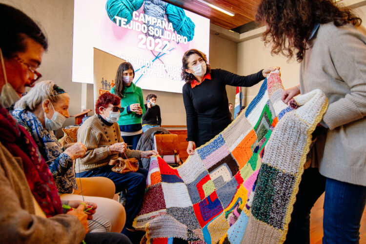 Lanzan una iniciativa solidaria para tejer mantas