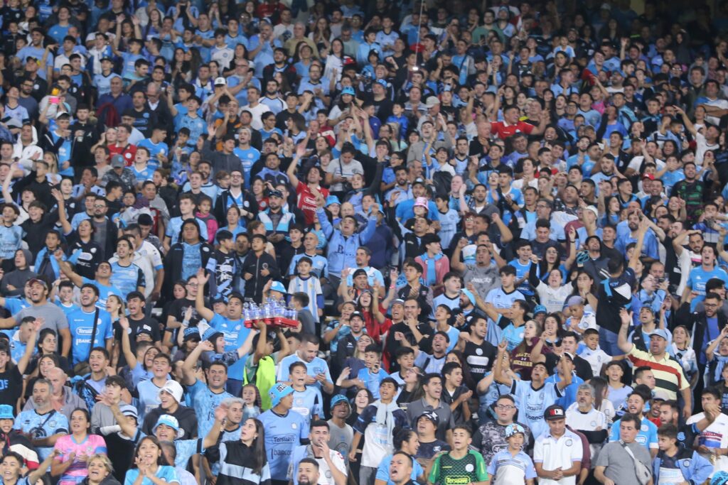 Un hincha de Belgrano se cayó a la fosa del Kempes y terminó en el Urgencias