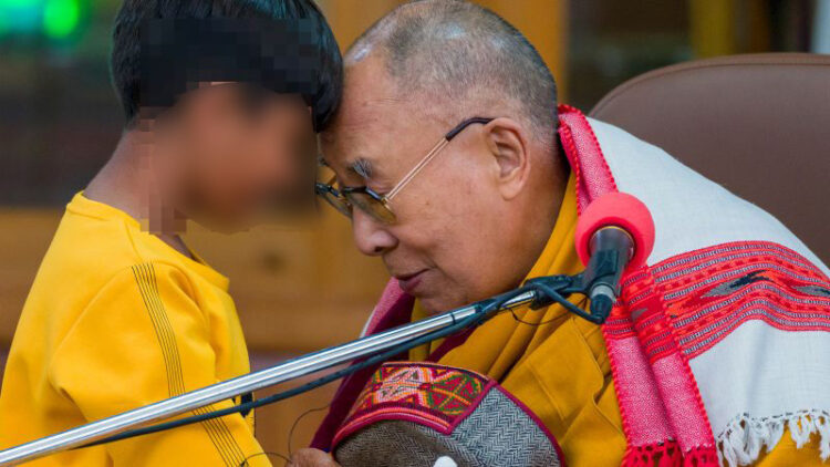 Fuerte indignación por un video en el que el Dalai Lama besa a un niño en la boca