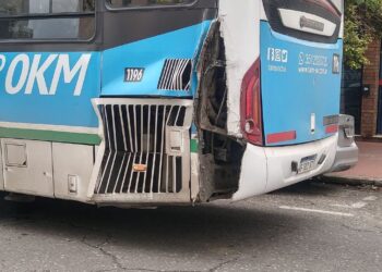 Dos colectivos chocaron en barrio Ducasse y varios pasajeros resultaron heridos