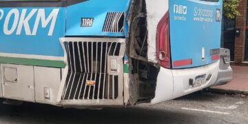Dos colectivos chocaron en barrio Ducasse y varios pasajeros resultaron heridos