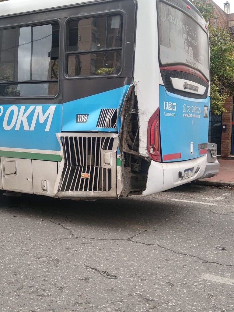 Dos colectivos chocaron en barrio Ducasse y varios pasajeros resultaron heridos