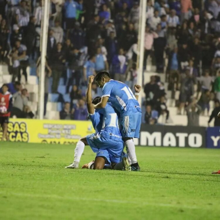 Racing venció a Chaco For Ever y se prende arriba