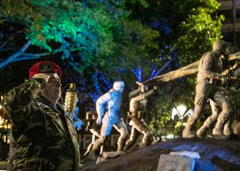 A 41 años de Malvinas, realizan una vigilia en la Plaza de la Intendencia en honor a sus héroes