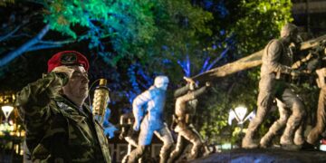 A 41 años de Malvinas, realizan una vigilia en la Plaza de la Intendencia en honor a sus héroes