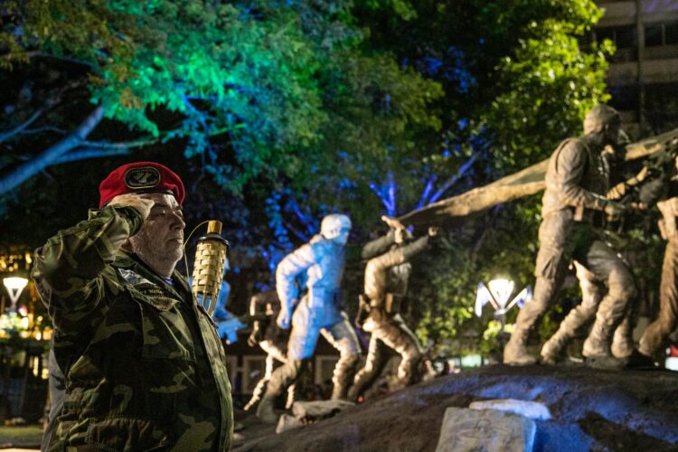 A 41 años de Malvinas, realizan una vigilia en la Plaza de la Intendencia en honor a sus héroes