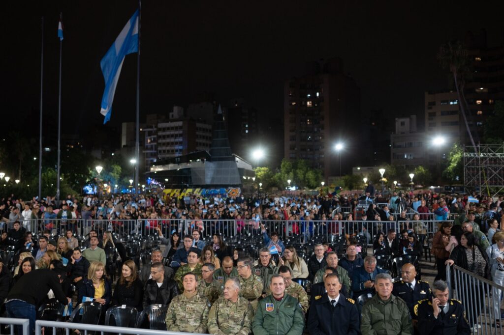 Con propuestas culturales y chocolate caliente, se realizó una vigilia por Malvinas en la Plaza de la Intendencia