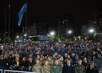 Con propuestas culturales y chocolate caliente, se realizó una vigilia por Malvinas en la Plaza de la Intendencia