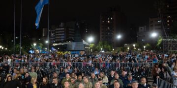 Con propuestas culturales y chocolate caliente, se realizó una vigilia por Malvinas en la Plaza de la Intendencia