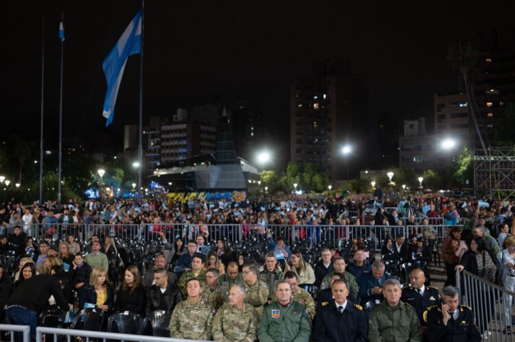 Con propuestas culturales y chocolate caliente, se realizó una vigilia por Malvinas en la Plaza de la Intendencia