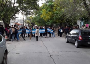 Docentes, padres y alumnos cortan la calle para reclamar por mejoras edilicias en la escuela Roma