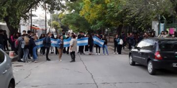 Docentes, padres y alumnos cortan la calle para reclamar por mejoras edilicias en la escuela Roma