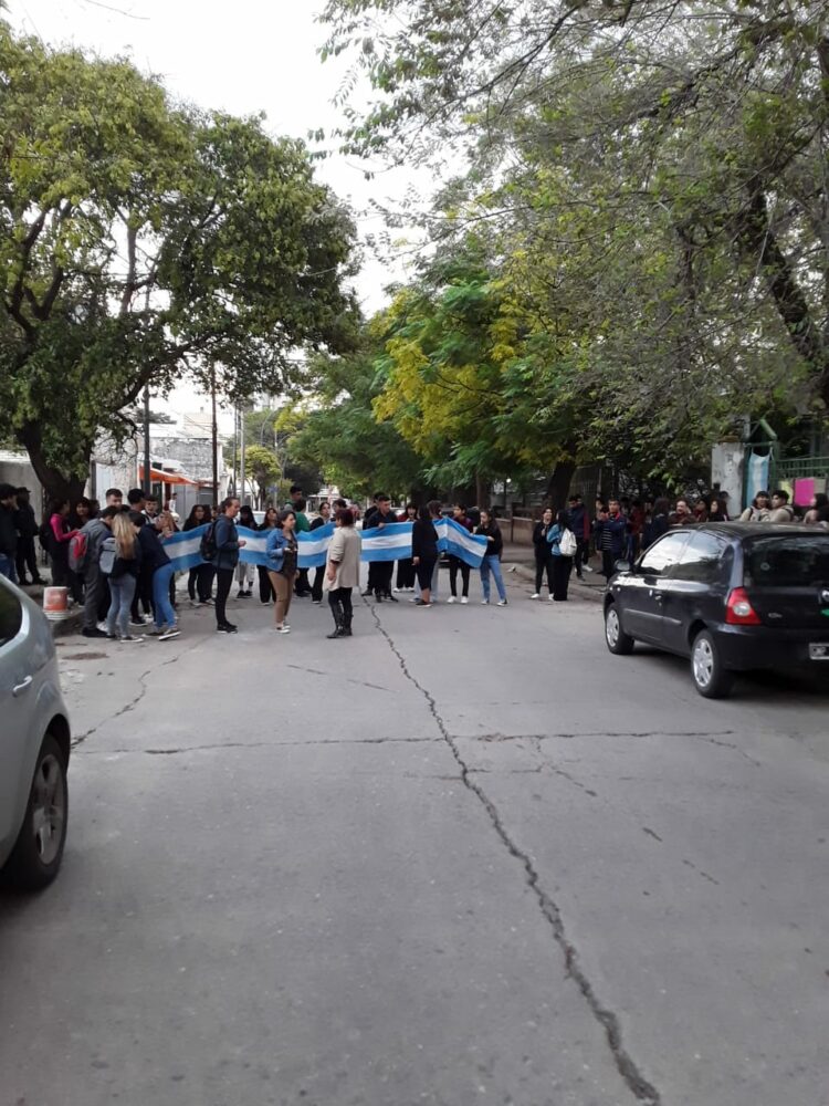 Docentes, padres y alumnos cortan la calle para reclamar por mejoras edilicias en la escuela Roma