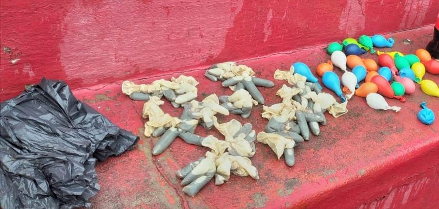 La Policía secuestró en Alta Córdoba a una gallina pintada de azul y varios globos con fernet