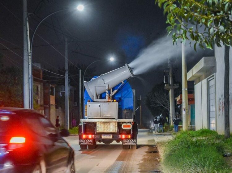 Ante el aumento de casos de dengue, fumigan en distintos barrios de la ciudad