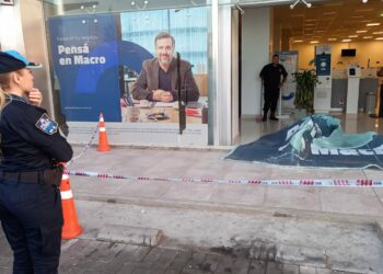 Una camioneta perdió el control y chocó contra un banco de avenida Colón