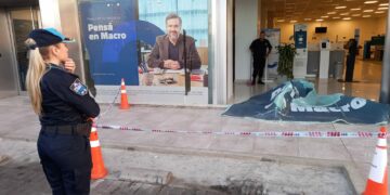 Una camioneta perdió el control y chocó contra un banco de avenida Colón