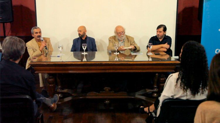 Raúl Sansica (izq. al centro) y Juan Sasturain (der. al centro) encabezaron el acto.