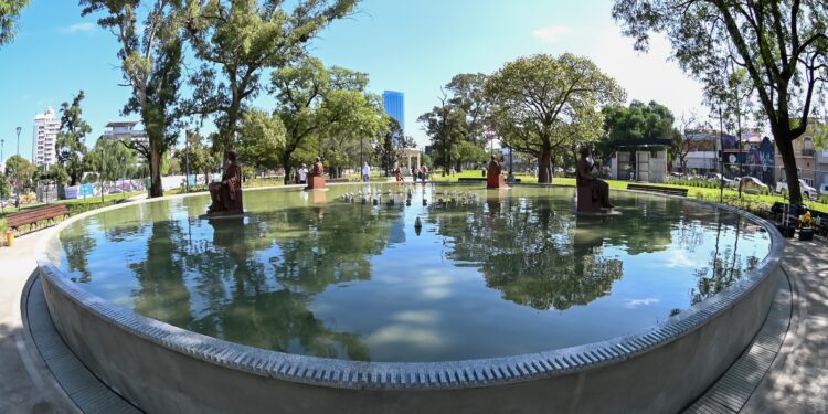 Después de cincuenta años, una fuente con estilo contemporáneo vuelve a adornar el Parque Las Heras