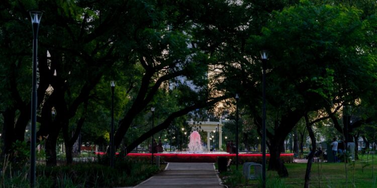 Después de cincuenta años, una fuente con estilo contemporáneo vuelve a adornar el Parque Las Heras
