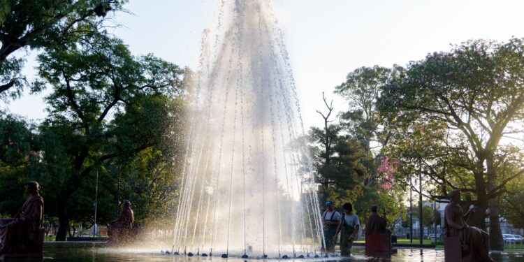 Después de cincuenta años, una fuente con estilo contemporáneo vuelve a adornar el Parque Las Heras