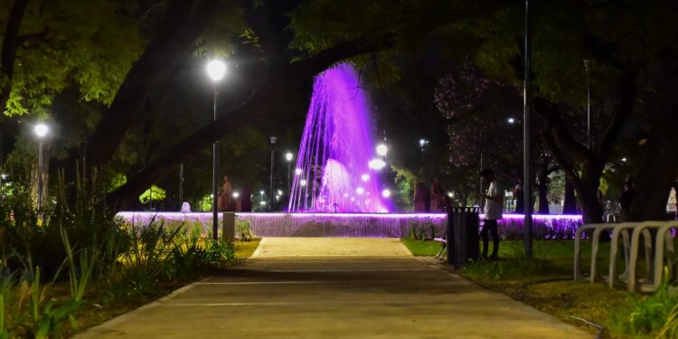 Después de cincuenta años, una fuente con estilo contemporáneo vuelve a adornar el Parque Las Heras