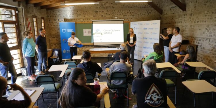 Arrancó el programa de aprendizaje sobre ciclismo urbano en la Universidad Libre del Ambiente