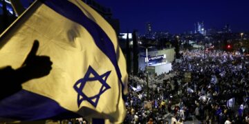 Nueva protesta contra la reforma judicial de Netanyahu convoca a decenas de miles personas en Tel Aviv