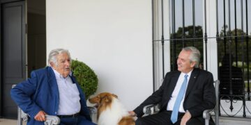 El Presidente habilitó la venta de medicamentos veterinarios en farmacias y recibió a Mujica