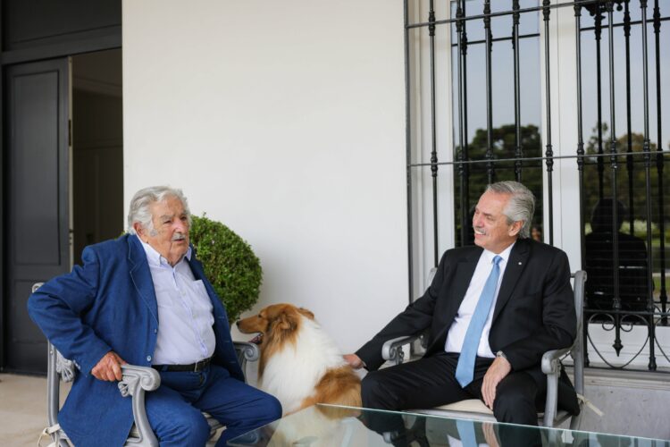 El Presidente habilitó la venta de medicamentos veterinarios en farmacias y recibió a Mujica