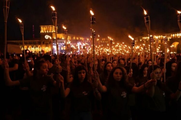La marcha de antorchas de los jóvenes en vísperas de la conmemoración.