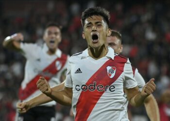 River venció en el final a Newell´s y revalidó su liderazgo