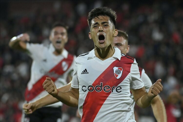 River venció en el final a Newell´s y revalidó su liderazgo