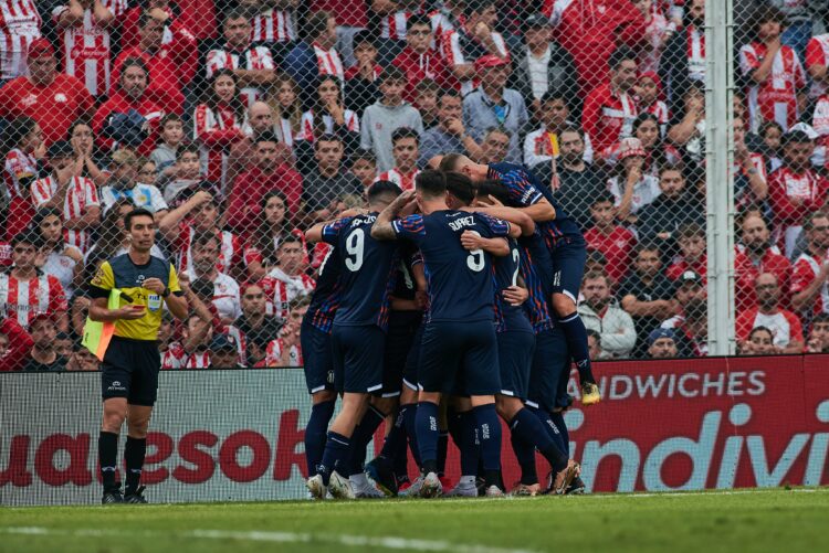 Talleres goleó a Instituto en el primer clásico cordobés