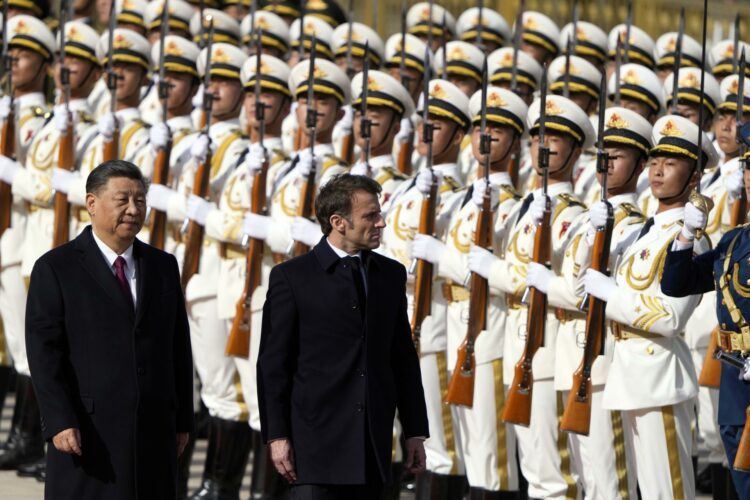 Beijing (China), 04/06/2023.- El presidente francés, Emmanuel Macron (d), inspecciona una guardia de honor con el presidente chino, Xi Jinping (i), en la puerta del Gran Salón del Pueblo en Beijing, China, este jueves.- EFE/Ng Han Guan / POOL