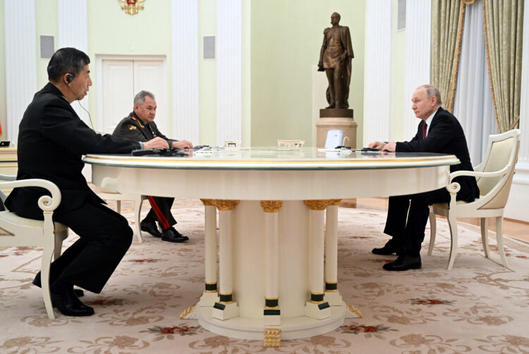 El jefe de estado ruso, Vladímir Putin, el ministro de Defensa, Serguéi Shoigu (centro), y el ministro de Defensa del régimen chino, Li Shangfu (izquierda), durante una reunión en Moscú, Rusia, este domingo 16 de abril de 2023.